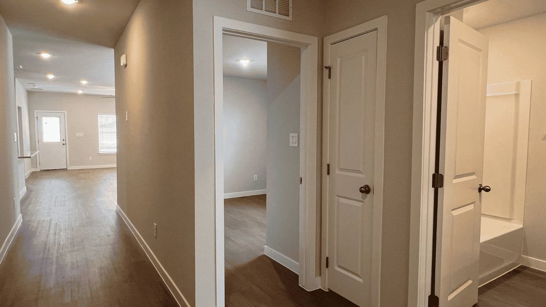 Spacious, unfurnished interior of a new home in Saratoga Crossing, Corpus Christi (Image 12).