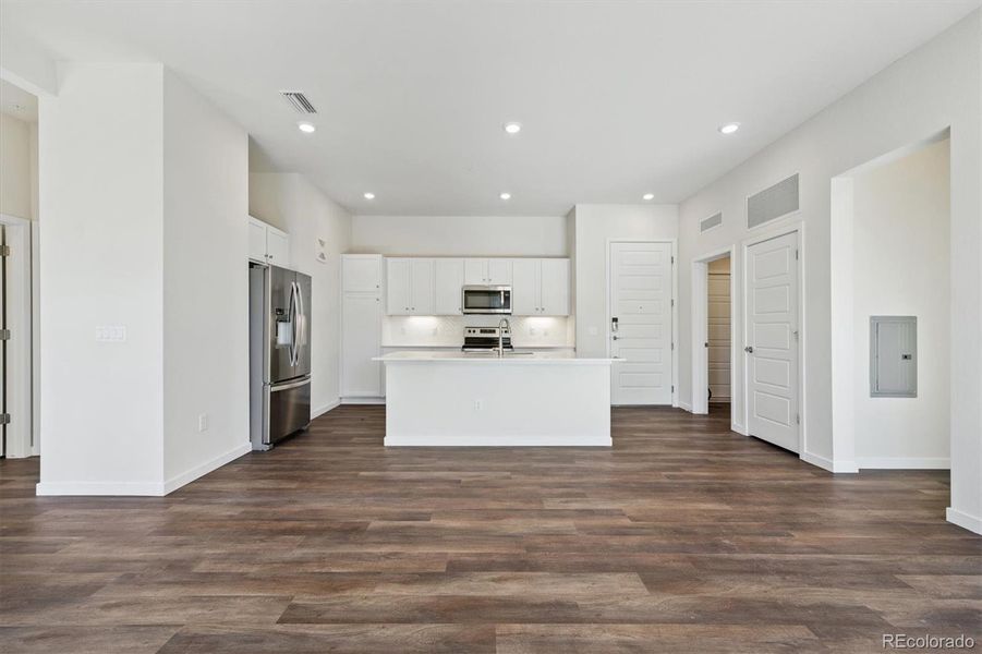 Spacious, unfurnished interior of a new home in Condo Collection at Grand Vue at Interlocken, Broomfield (Image 9).