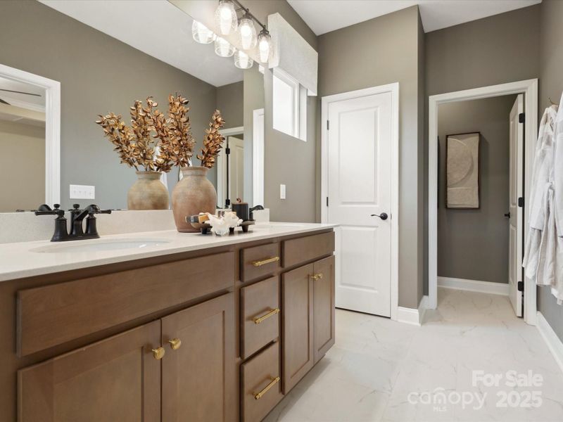 Photo is of Model and for representational purposes only