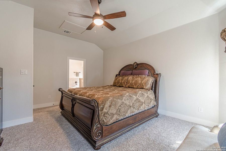 Furnished interior view inside a new home in Hiddenbrooke, Seguin (Image 8).