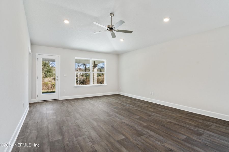 Spacious, unfurnished interior of a new home in Summerglen, Jacksonville (Image 14).