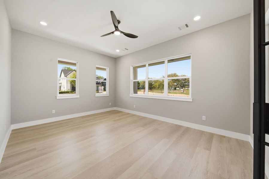 Spacious, unfurnished interior of a new home in , Tomball (Image 31).