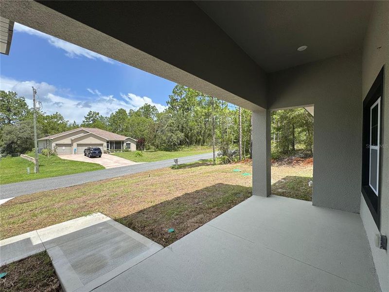 Exterior details and patio area of a home in , Dunnellon (Image 25).