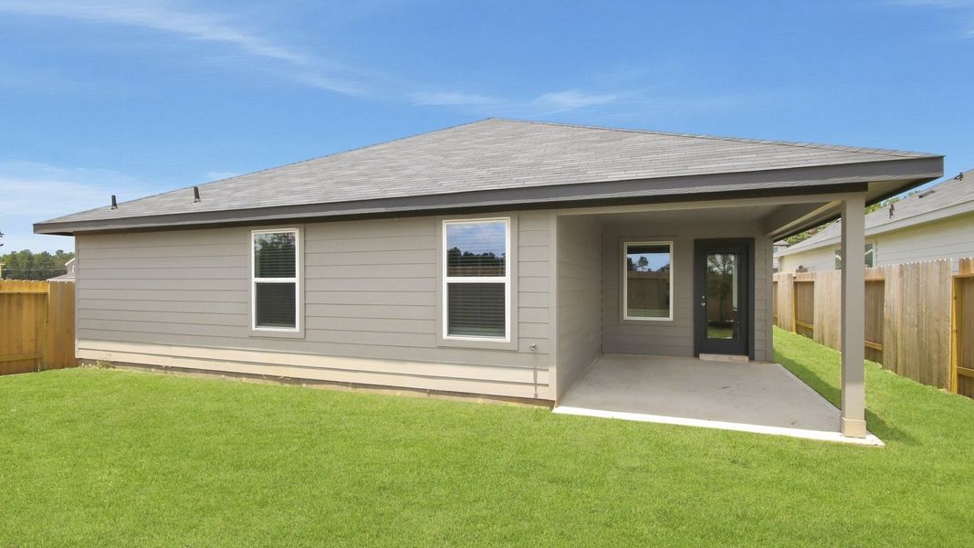 Exterior details and patio area of a home in Silverthorne, Conroe (Image 3).