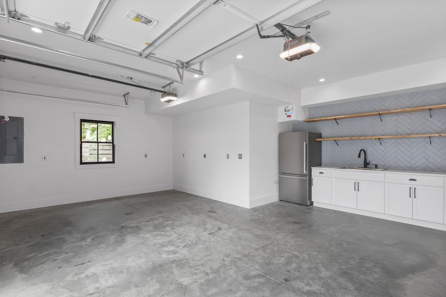 Spacious, unfurnished interior of a new home in , Charleston (Image 19).