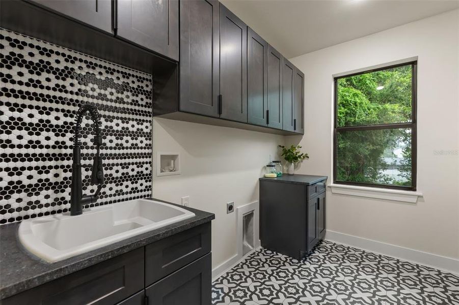 Furnished interior view inside a new home in , Orlando (Image 15).