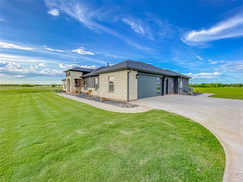 Exterior details and patio area of a home in , Tuscola (Image 21).