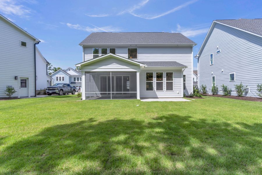 Representative exterior details of a home built from the The Hampton by RobuckHomes in Stonehenge, Raleigh (Image 52).