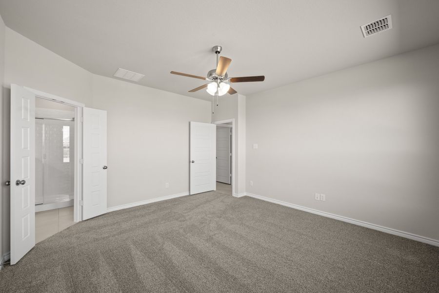 Spacious, unfurnished interior of a new home in Baker Farms, Cleburne (Image 24).