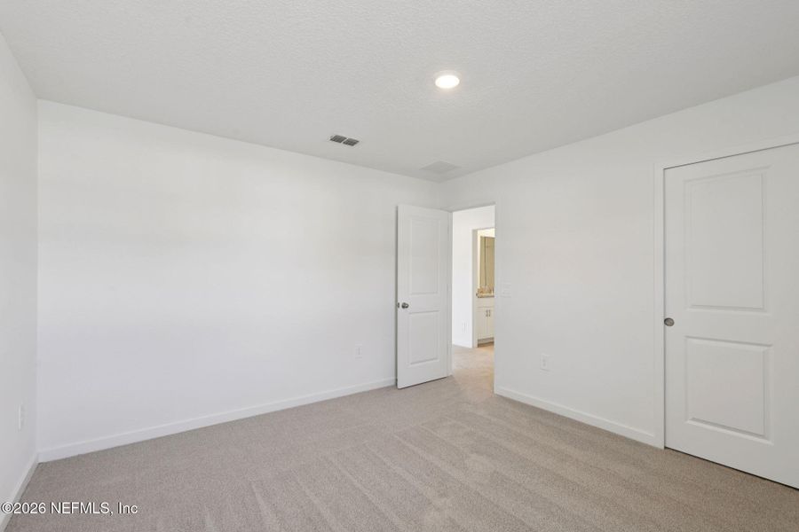 Spacious, unfurnished interior of a new home in Kings Preserve, Jacksonville (Image 10).