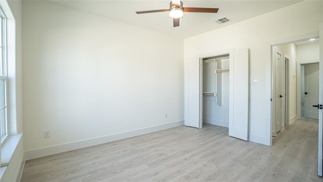 Spacious, unfurnished interior of a new home in , Granbury (Image 24).