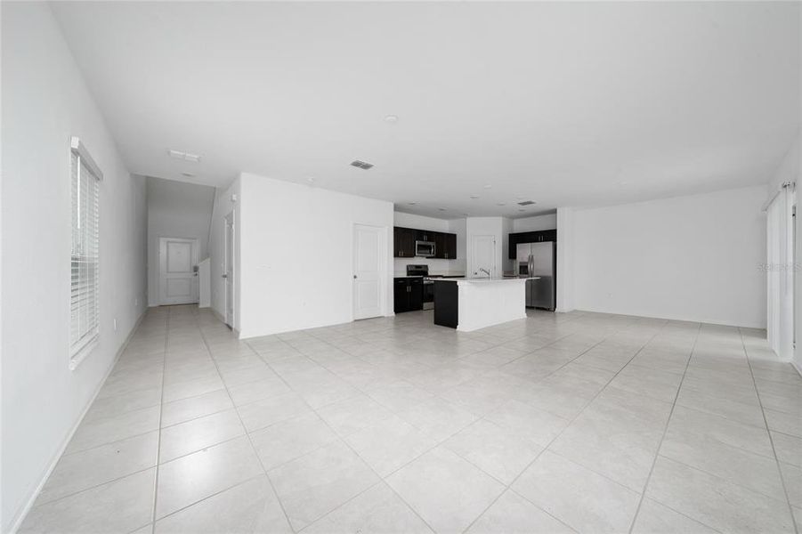 Spacious, unfurnished interior of a new home in Ranches at Lake Mcleod: Legacy Collection, Eagle Lake (Image 23).