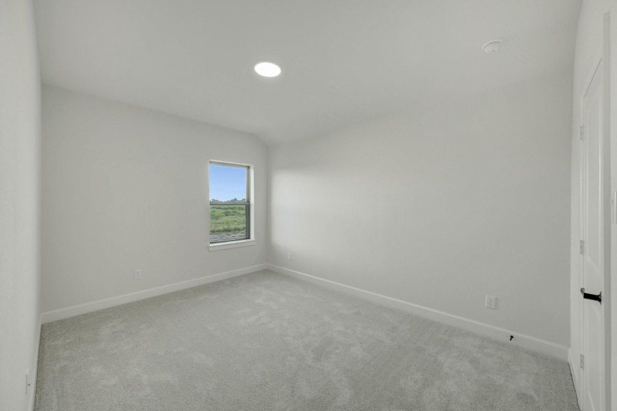 Spacious, unfurnished interior of a new home in Sienna - Grove Collection, Missouri City (Image 27).