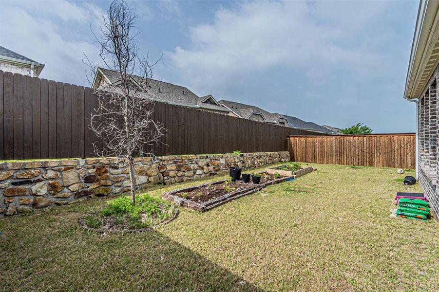 Exterior details and patio area of a home in Stoneridge, Melissa (Image 26).