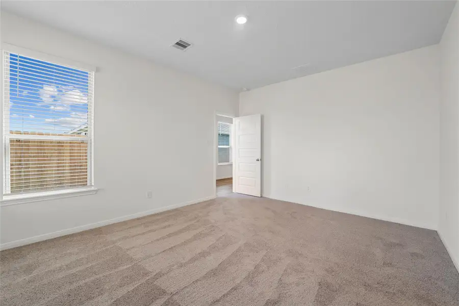 Spacious, unfurnished interior of a new home in Bauer Meadows, Tomball (Image 10).