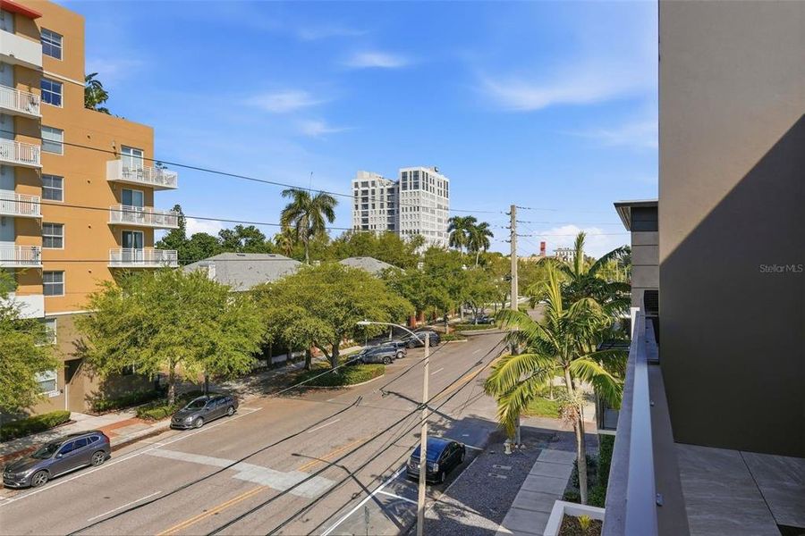 Condo located in St. Petersburg, FL showcasing its design and architecture (Image 6).