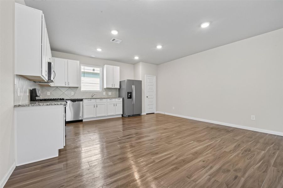 Spacious, unfurnished interior of a new home in River's Edge, Conroe (Image 45). Spacious, unfurnished interior of a new home in River's Edge, Conroe (Image 45).