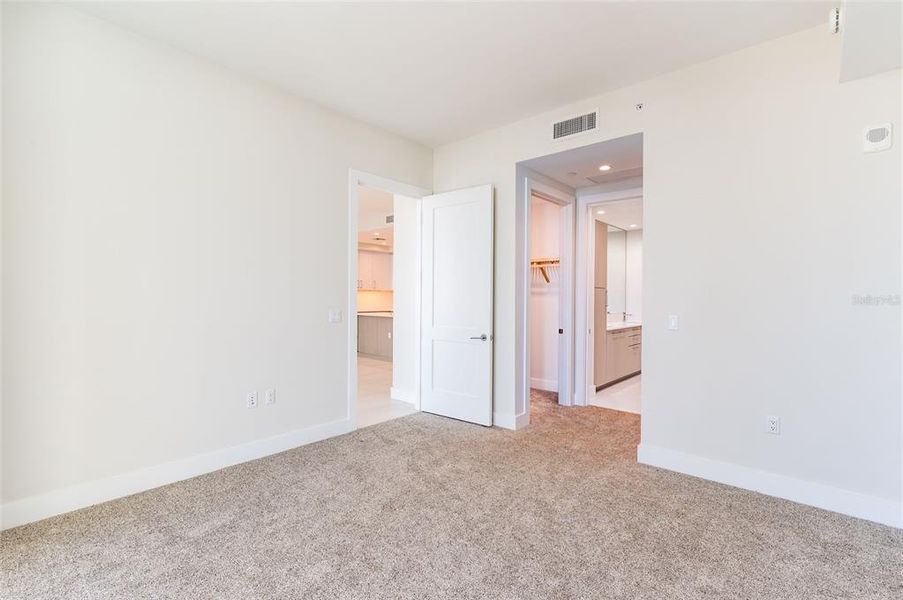 Spacious, unfurnished interior of a new home in , St. Petersburg (Image 43).