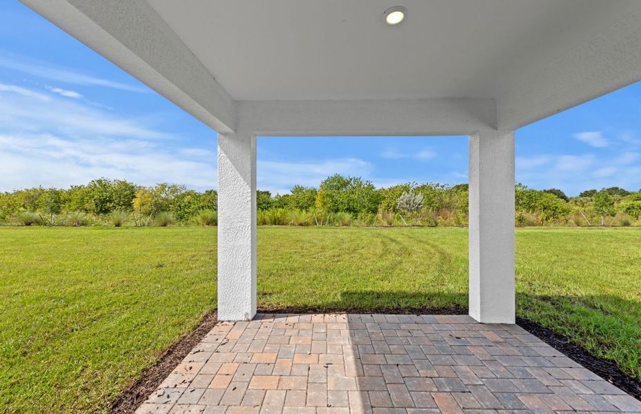 Exterior details and patio area of a home in Caloosa Cove, Labelle (Image 4).