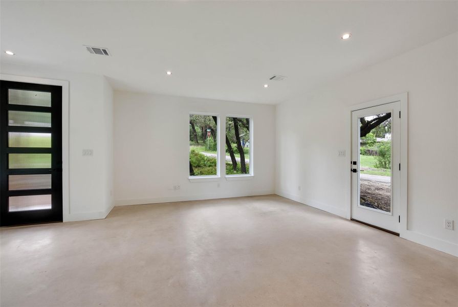 Spacious, unfurnished interior of a new home in , Leander (Image 14).