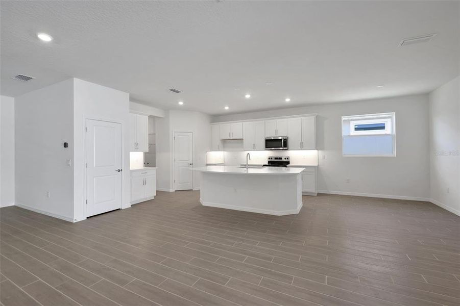Spacious, unfurnished interior of a new home in Angeline, Land O' Lakes (Image 28).