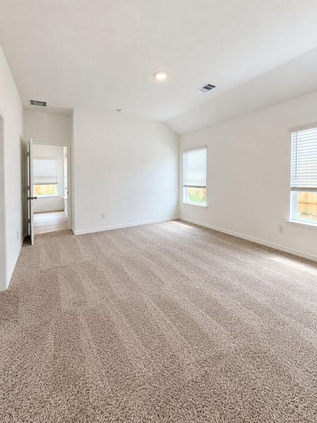 Spacious, unfurnished interior of a new home in , Dayton (Image 9).