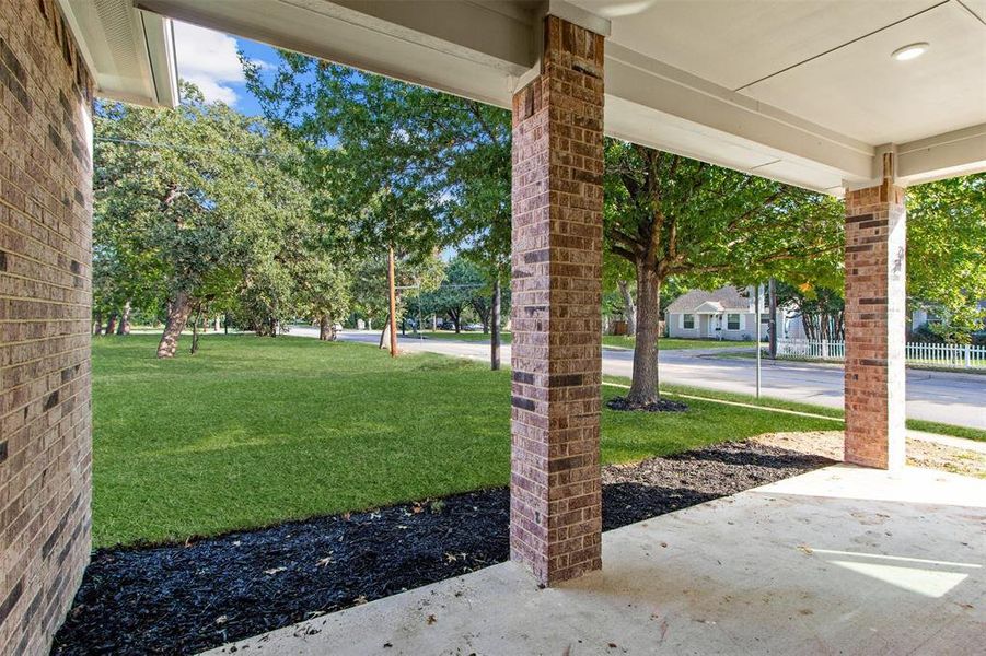 Exterior details and patio area of a home in , Irving (Image 3).