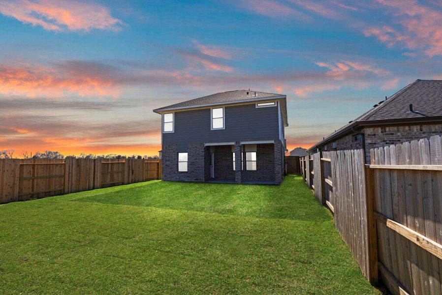 Exterior details and patio area of a home in Creekhaven, Rosharon (Image 3).
