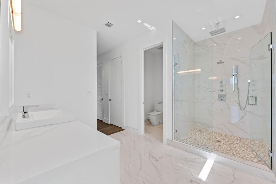 Spacious, unfurnished interior of a new home in , Weston (Image 74).