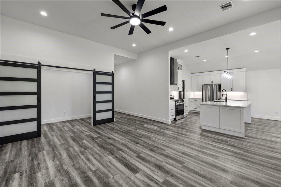 Spacious, unfurnished interior of a new home in , Santa Fe (Image 18). Spacious, unfurnished interior of a new home in , Santa Fe (Image 18).