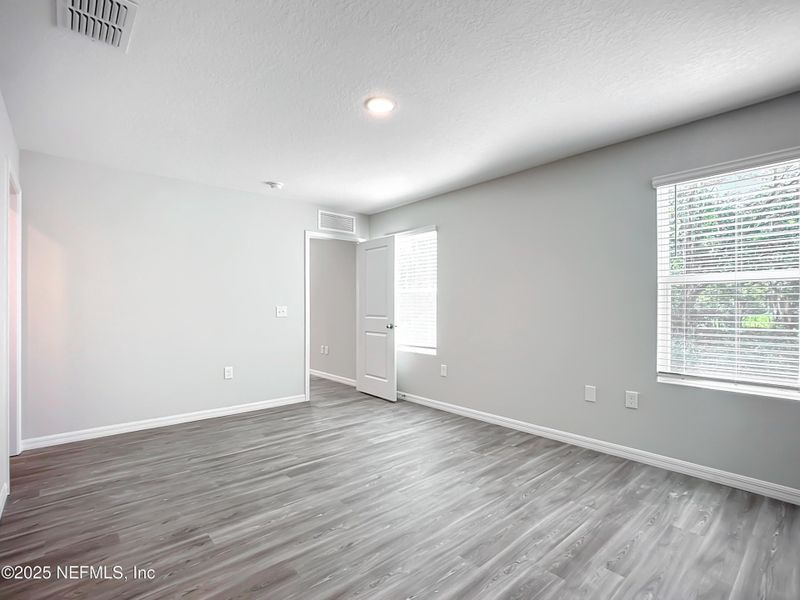 Spacious, unfurnished interior of a new home in , Jacksonville (Image 15).