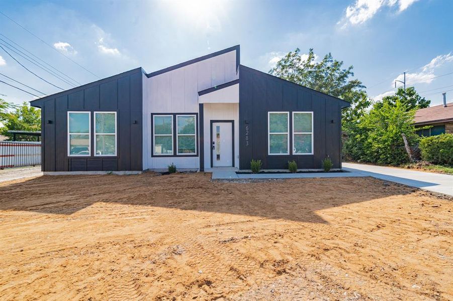 Front exterior of a new home in , Dallas, TX, highlighting curb appeal (Image 25).