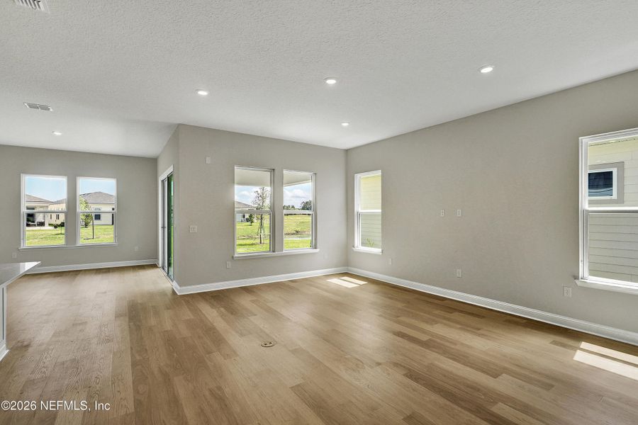 Spacious, unfurnished interior of a new home in Hyland Trail, Green Cove Springs (Image 14).