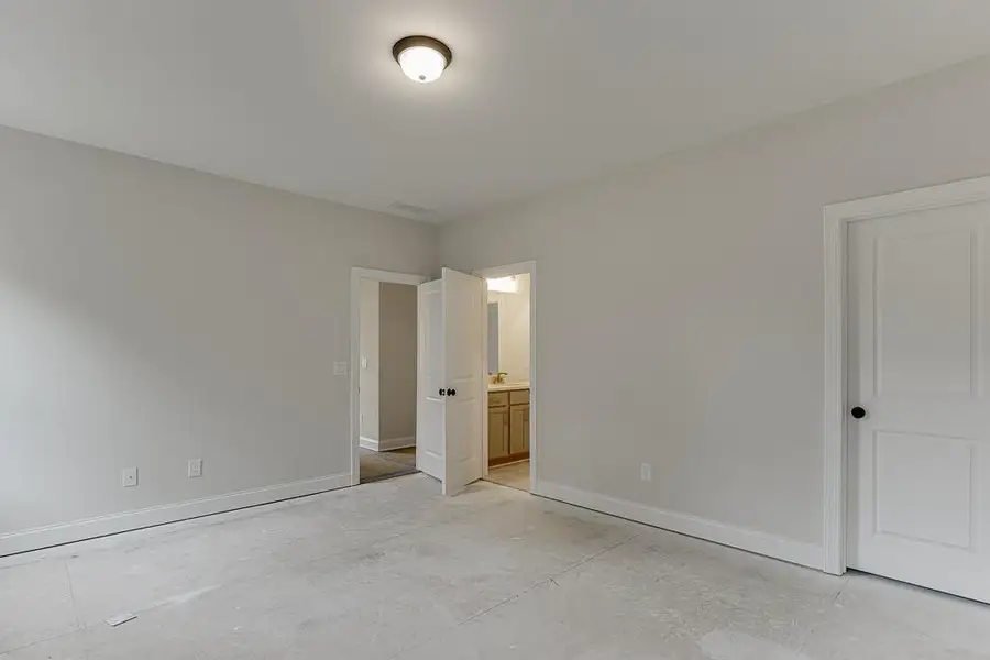 Spacious, unfurnished interior of a new home in , Buford (Image 9).