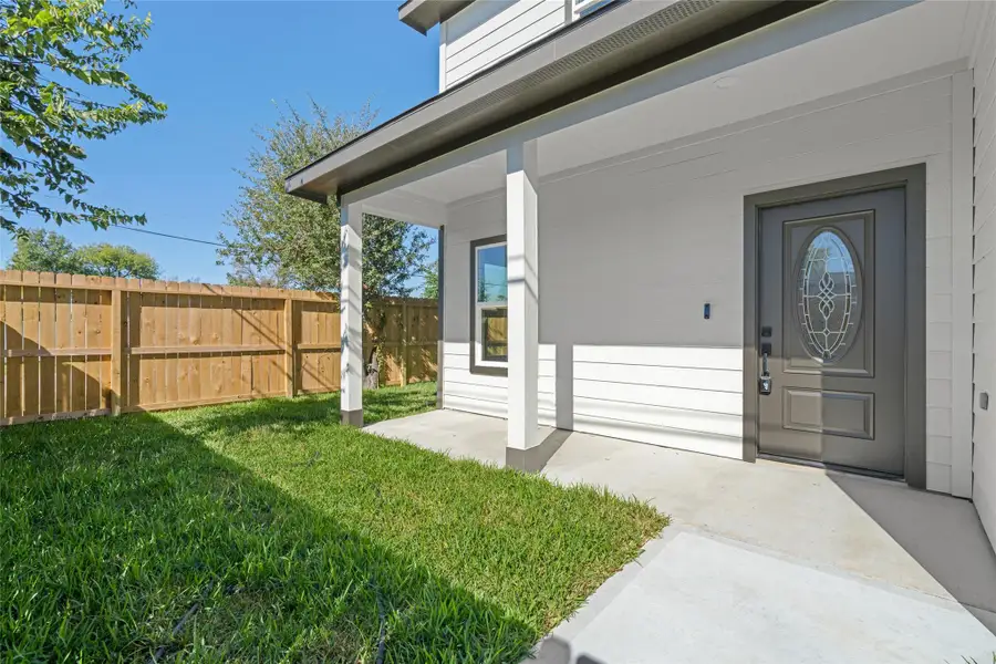 Front entry with covered porch area
