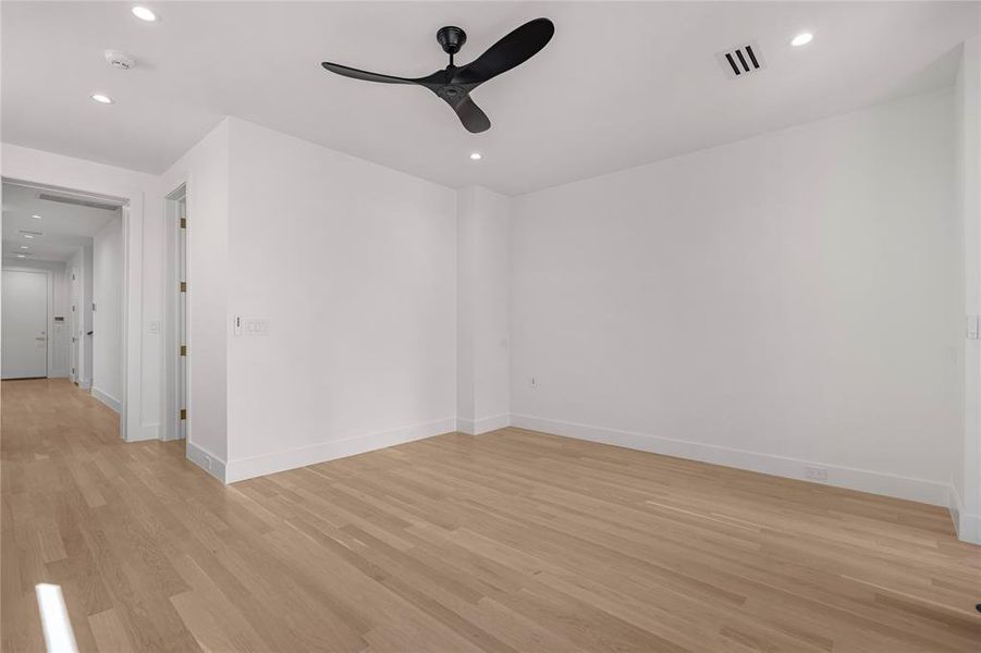 Spacious, unfurnished interior of a new home in , Dallas (Image 30).