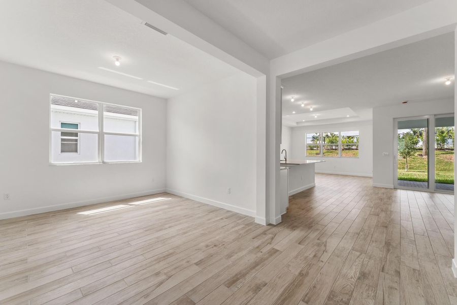 Spacious, unfurnished interior of a new home in Tradition - Telaro, Port St. Lucie (Image 8).