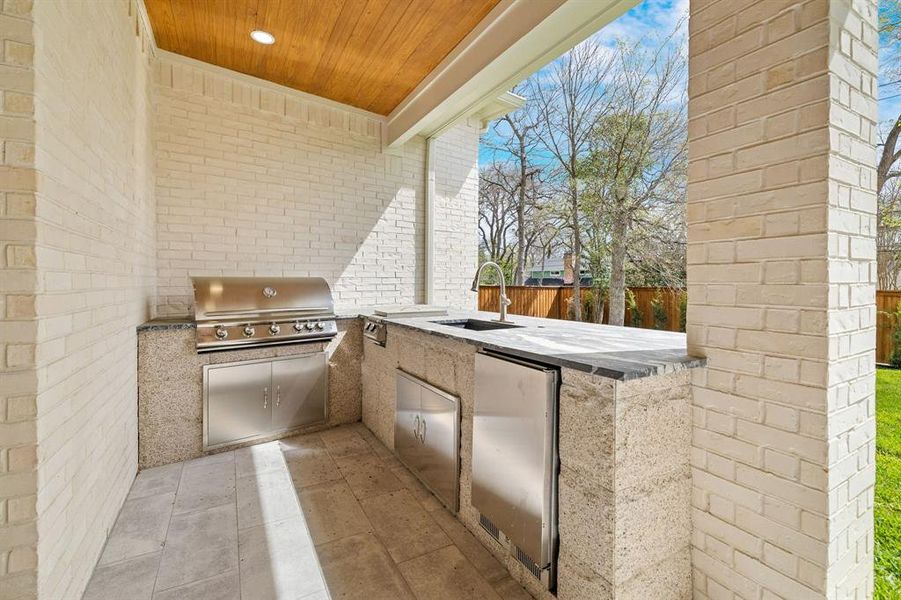 Exterior details and patio area of a home in , Dallas (Image 3).