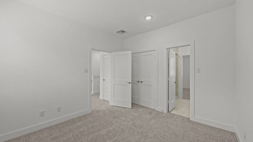 Spacious, unfurnished interior of a new home in Santa Rita Ranch, Liberty Hill (Image 23).