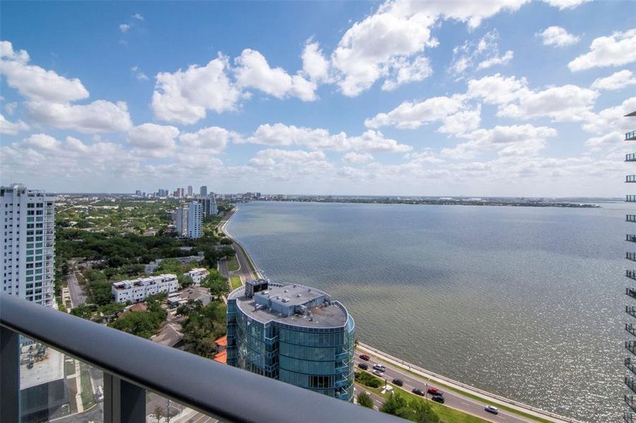 Condo located in Tampa, FL showcasing its design and architecture (Image 4). Condo located in Tampa, FL showcasing its design and architecture (Image 4).