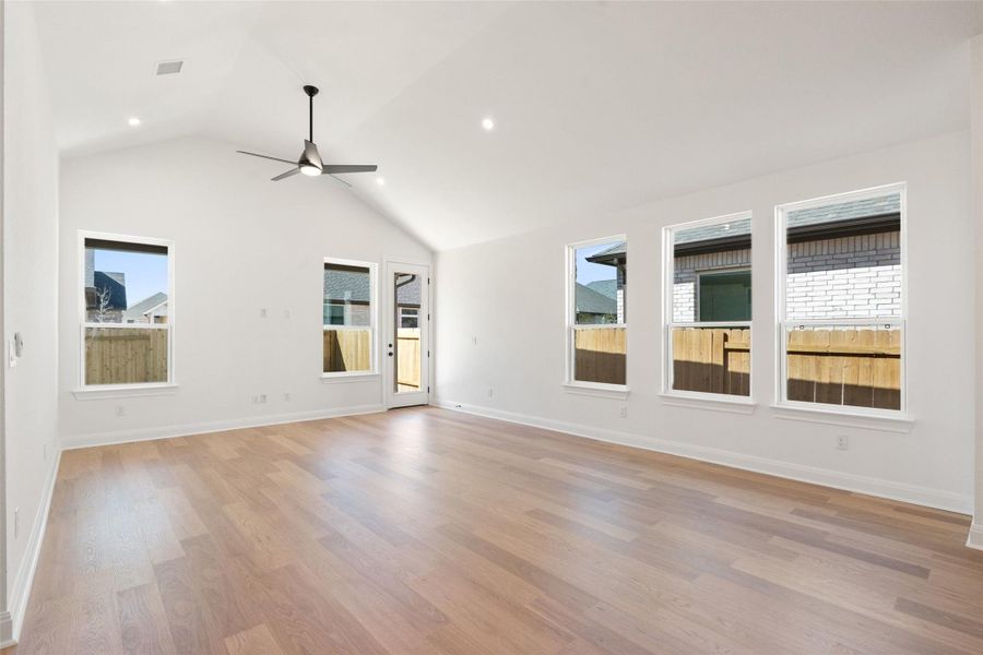 Spacious, unfurnished interior of a new home in Persimmon, Buda (Image 14).