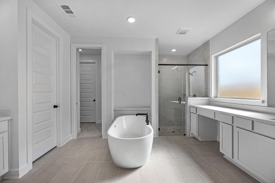 Furnished interior view inside a new home in Sienna, Missouri City (Image 9).