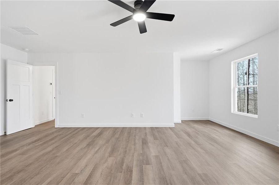 Spacious, unfurnished interior of a new home in , Jasper (Image 39).
