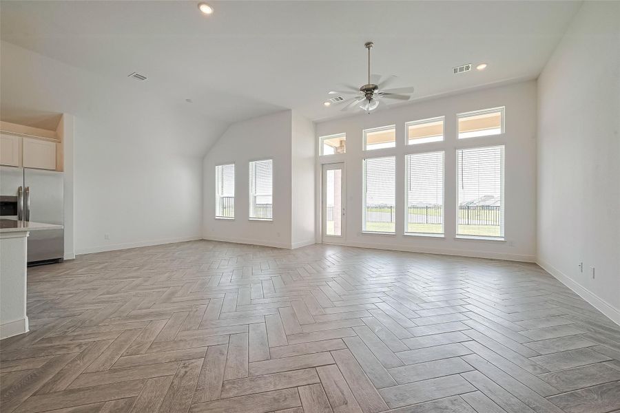 Spacious, unfurnished interior of a new home in Lago Mar, Texas City (Image 35).