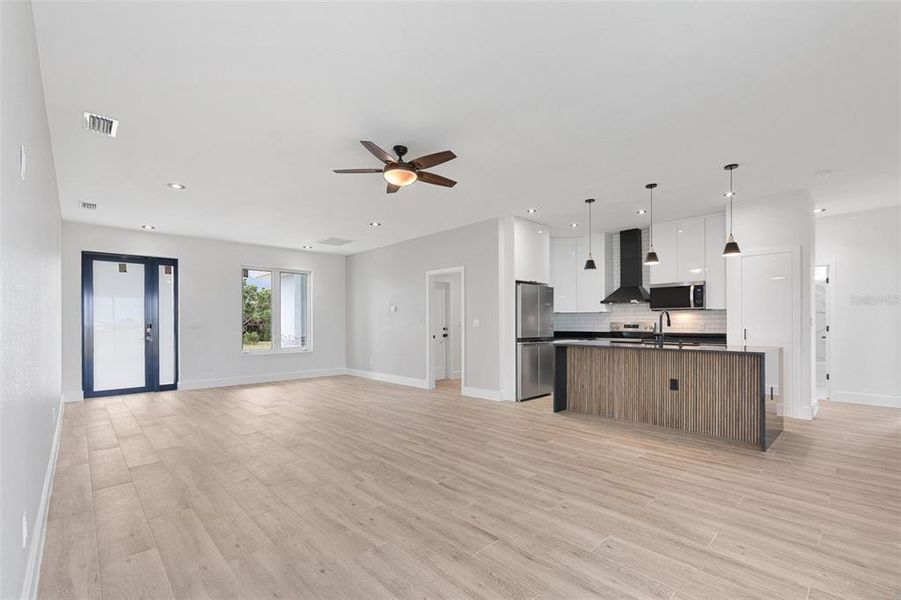Spacious, unfurnished interior of a new home in , Placida (Image 25).
