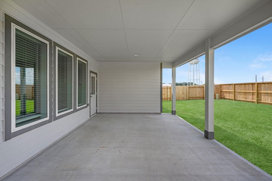 Exterior details and patio area of a home in Beacon Hill, Waller (Image 4).