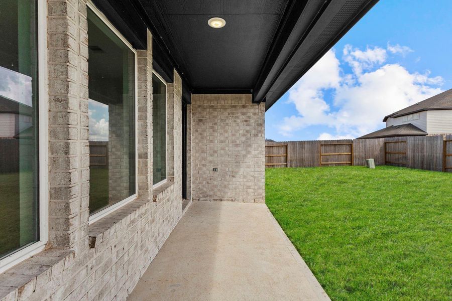 Exterior details and patio area of a home in Sunterra Lakes, Katy (Image 4).