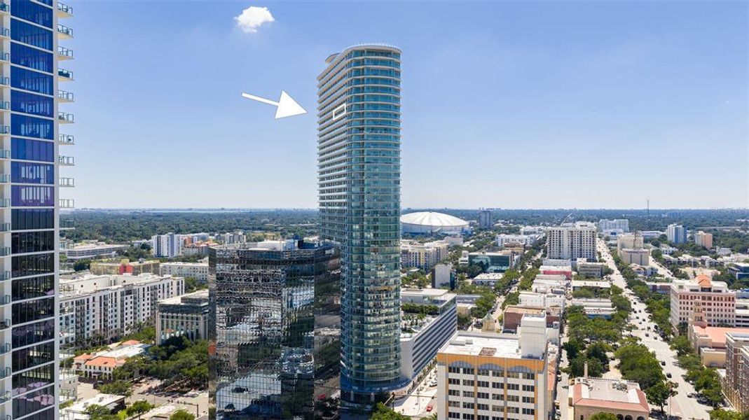 Condo located in St. Petersburg, FL showcasing its design and architecture (Image 53).