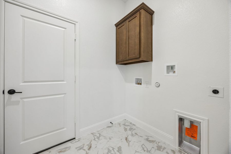 Spacious, unfurnished interior of a new home in Country Lakes, Denton (Image 24).
