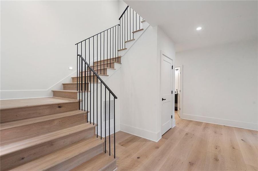 Spacious, unfurnished interior of a new home in , Alpharetta (Image 41).